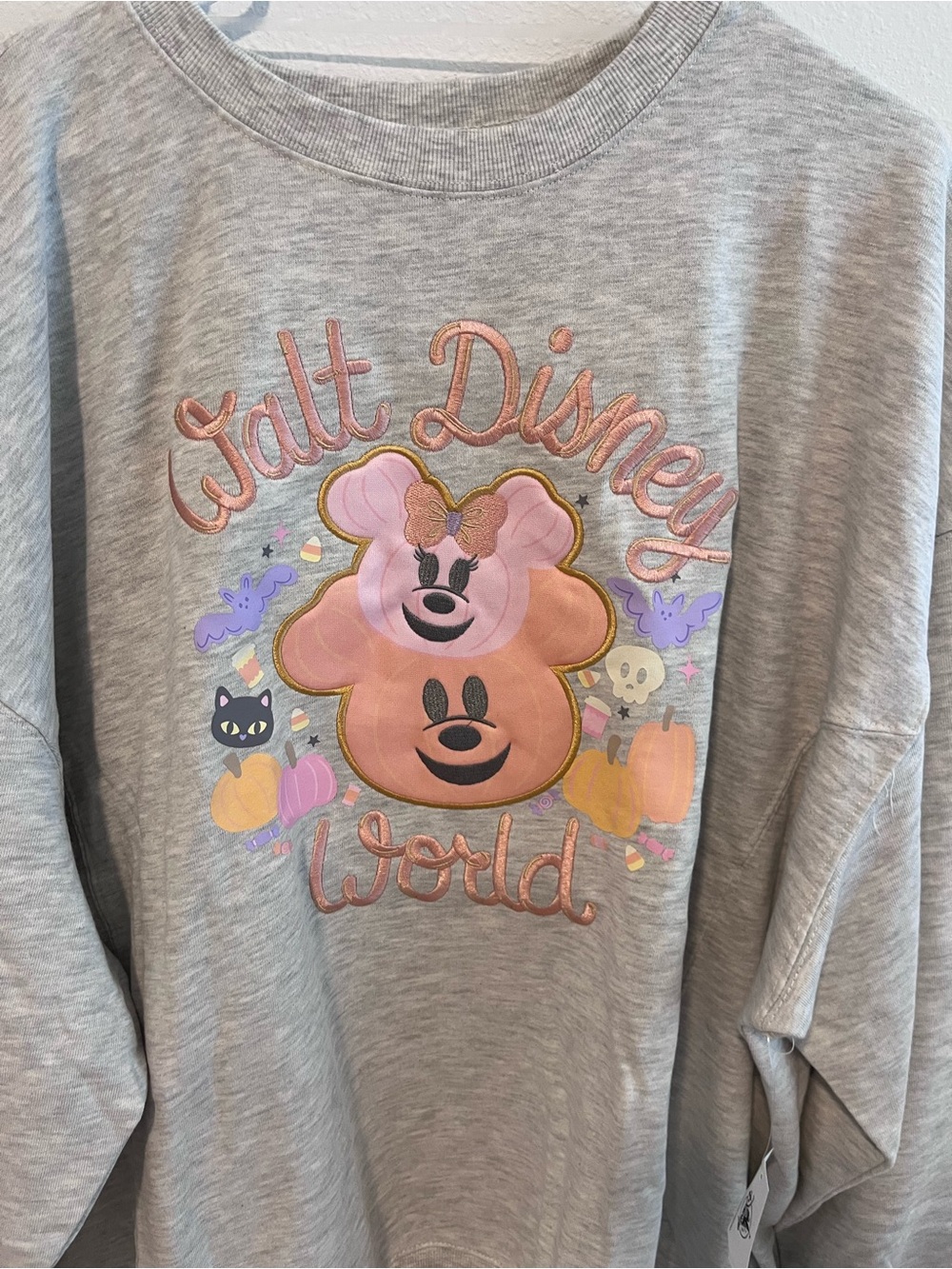 Disney 2026 Halloween Disney World Girls' Gray Minnie Graphic Sweatshirt NWT - Picture 3 of 4
